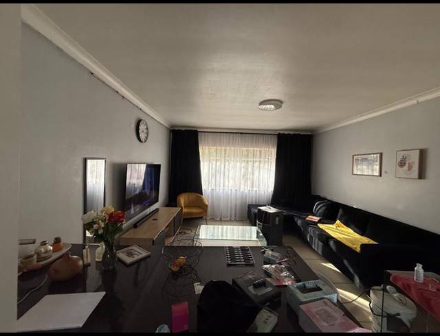 2 BEDROOM APARTMENT FOR SALE IN VANDERBIJLPARK CW 6